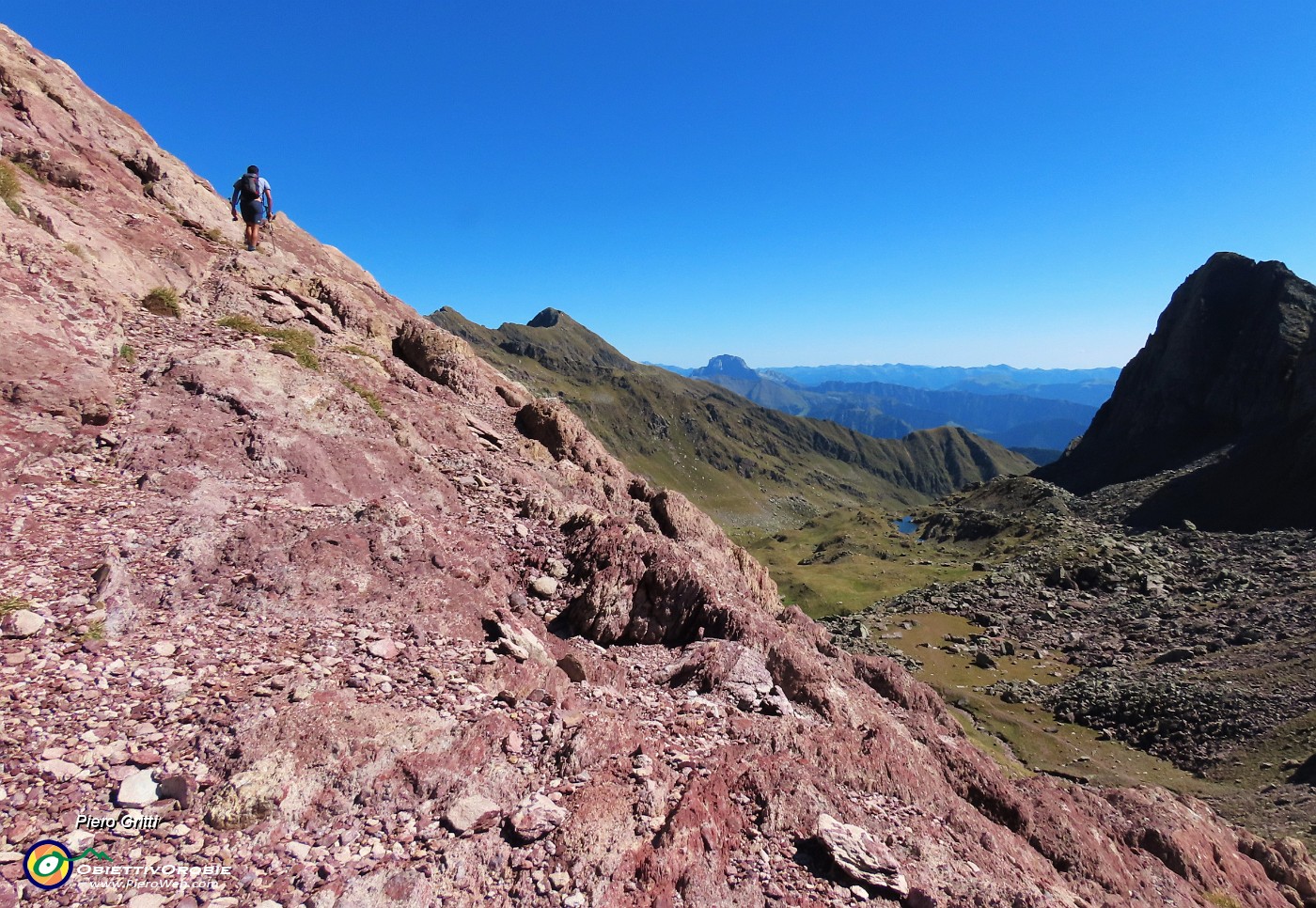 28 Il sentiero all'inizio sale tracciato sulle rosse rocce di verrucano lombardo  .JPG